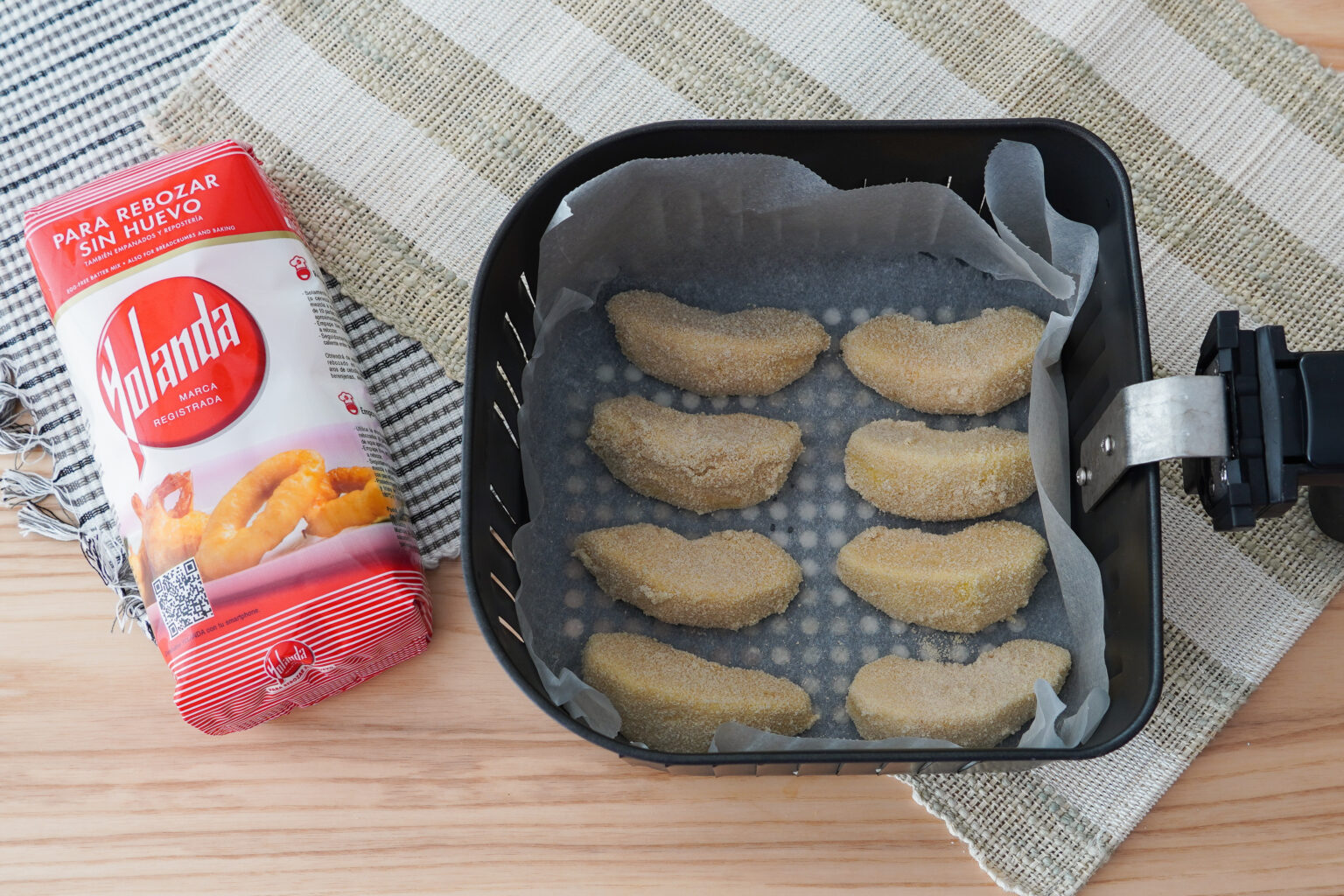 Manzanas rebozadas con caramelo y yogur griego en freidora de aire, con